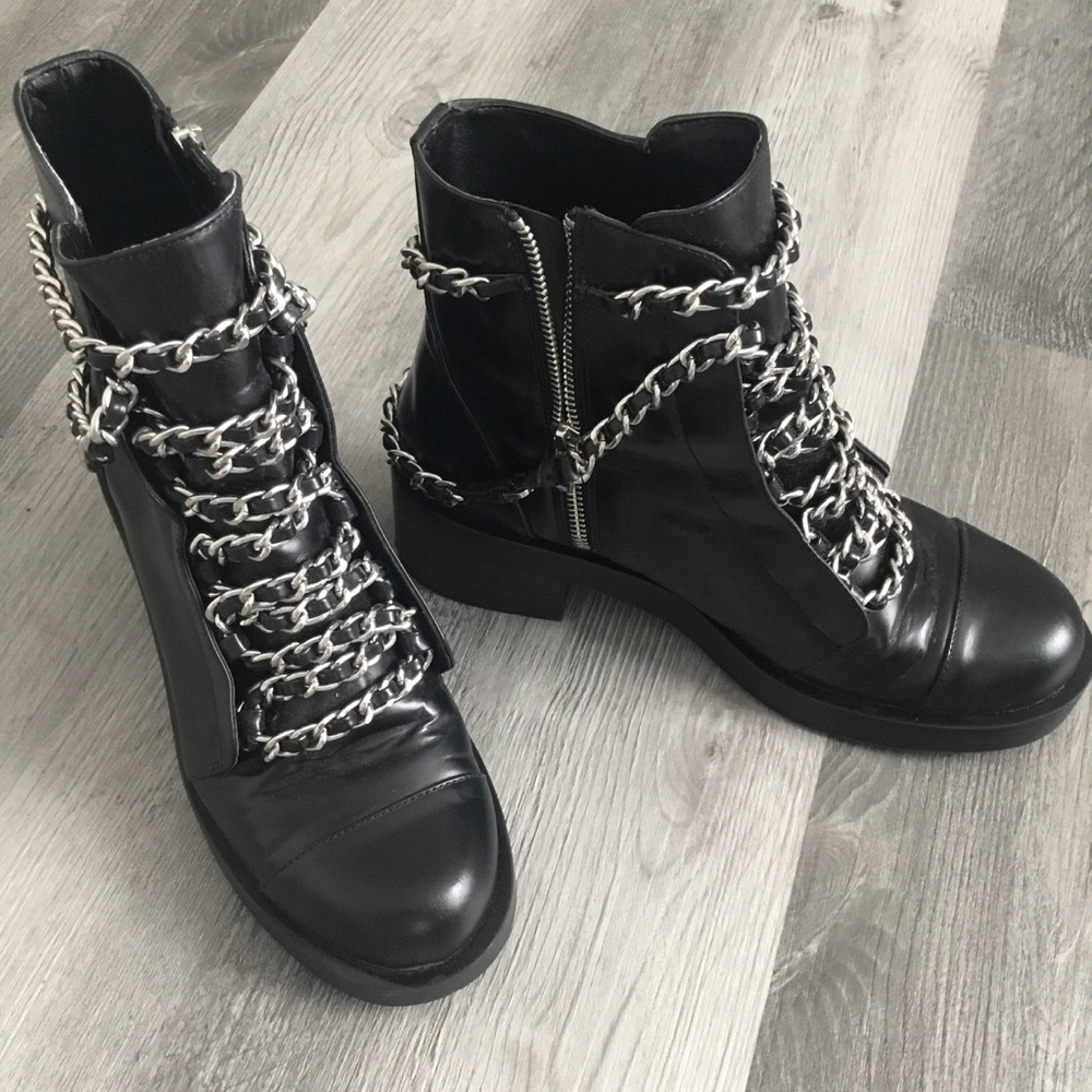 ✨Zara Size 8 Solid Black Leather LACE-UP Booties With Chains